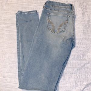 Hollister high Rise light blue jeans. Stretchy. 7L W28 L33.